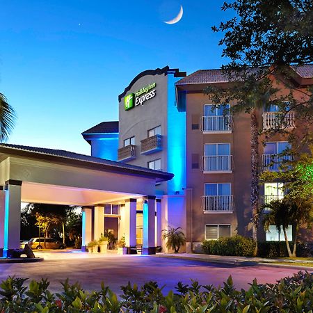 Holiday Inn Express & Suites Naples Downtown - 5Th Avenue By Ihg Dış mekan fotoğraf