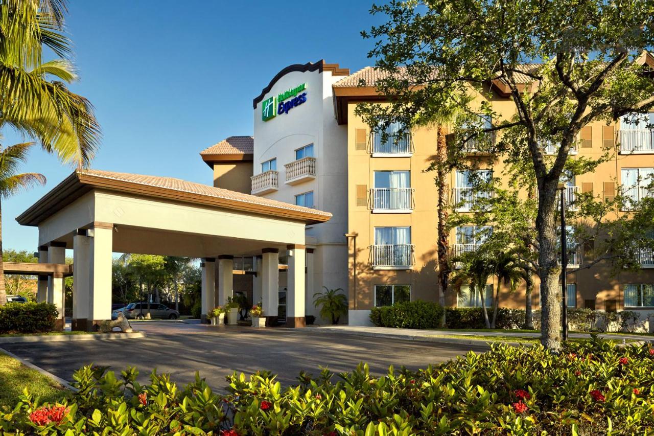 Holiday Inn Express & Suites Naples Downtown - 5Th Avenue By Ihg Dış mekan fotoğraf