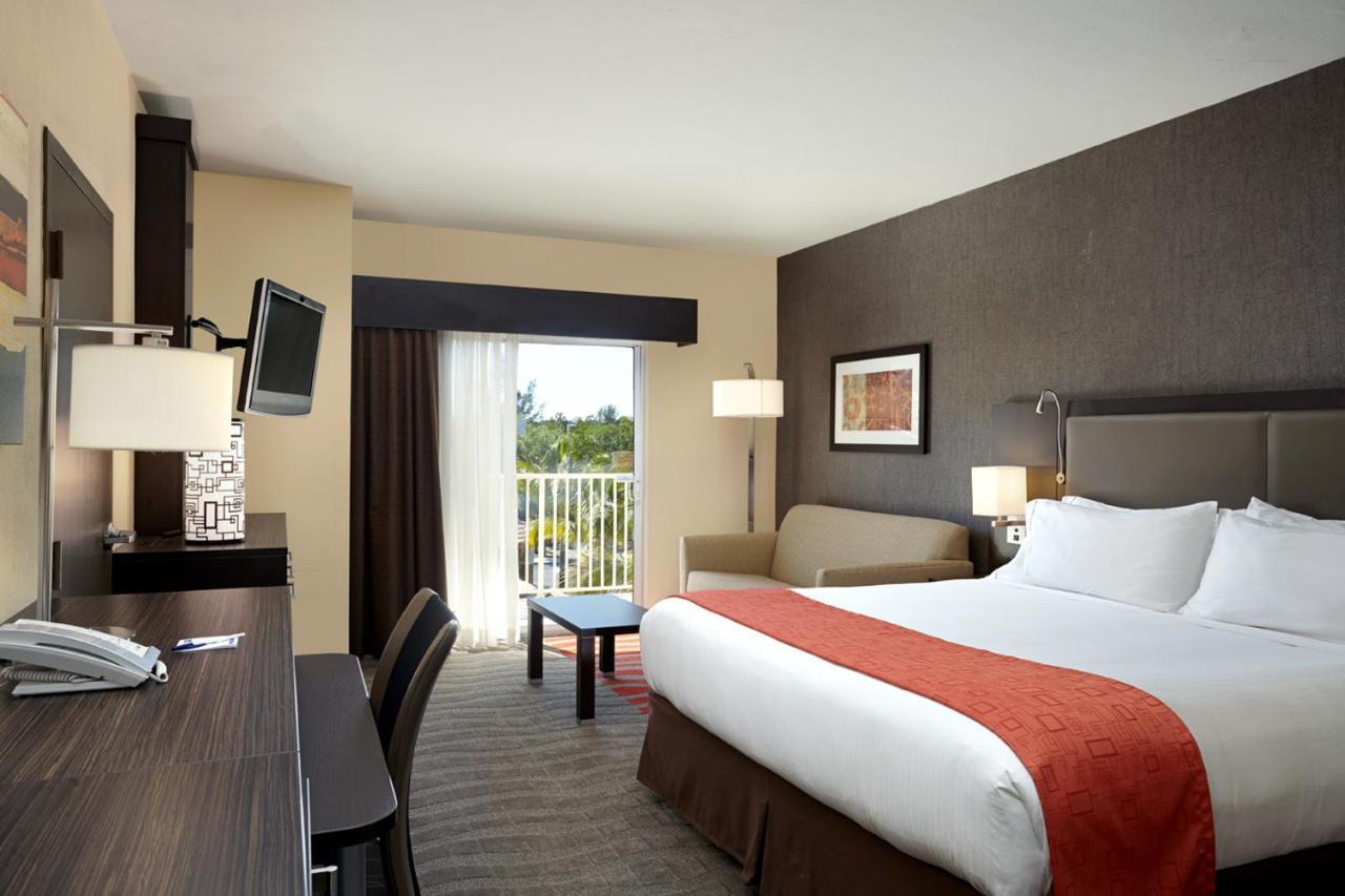 Holiday Inn Express & Suites Naples Downtown - 5Th Avenue By Ihg Dış mekan fotoğraf