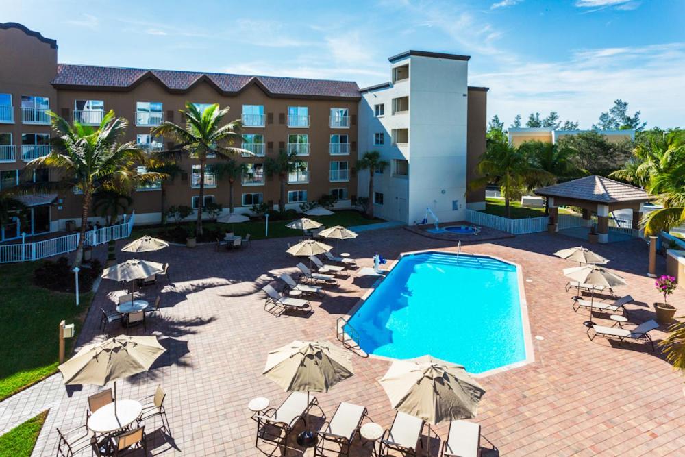 Holiday Inn Express & Suites Naples Downtown - 5Th Avenue By Ihg Dış mekan fotoğraf