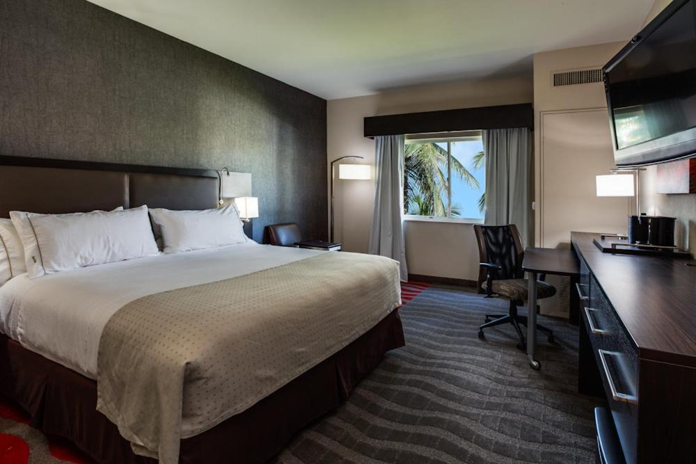 Holiday Inn Express & Suites Naples Downtown - 5Th Avenue By Ihg Dış mekan fotoğraf