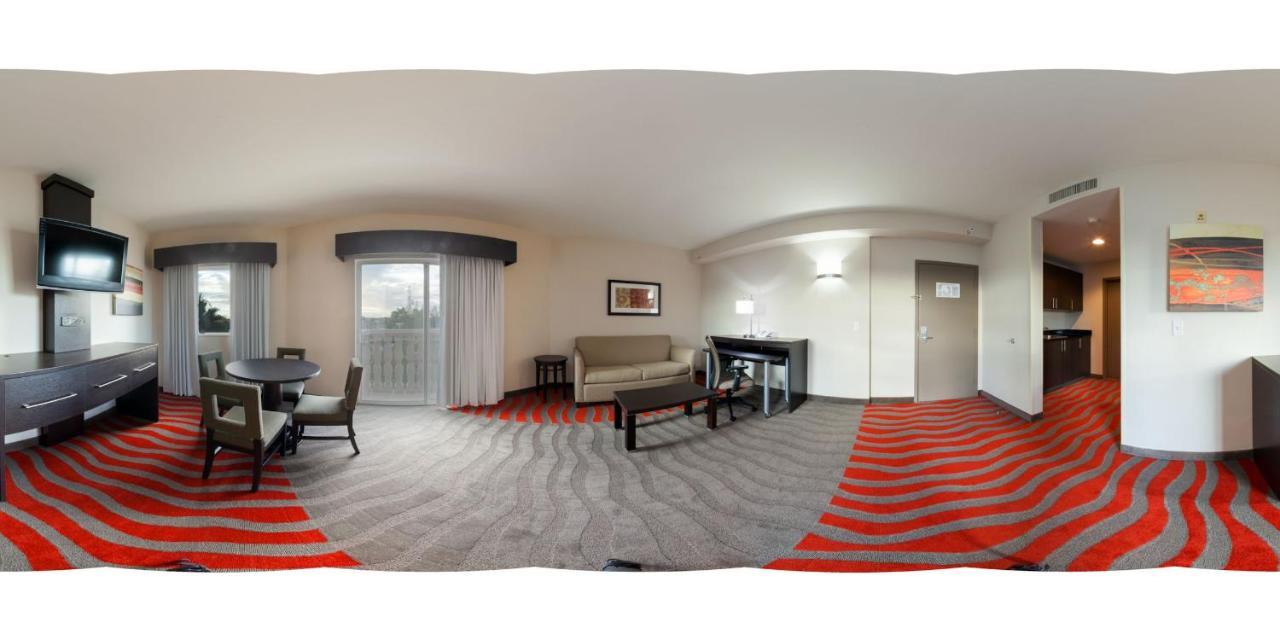 Holiday Inn Express & Suites Naples Downtown - 5Th Avenue By Ihg Dış mekan fotoğraf