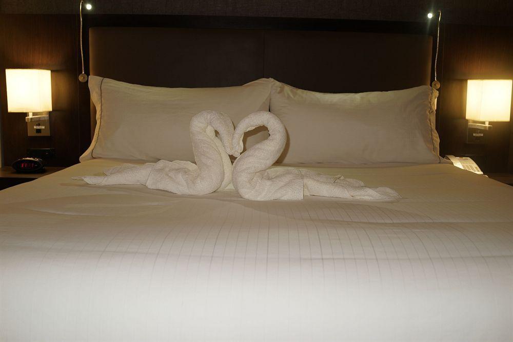 Holiday Inn Express & Suites Naples Downtown - 5Th Avenue By Ihg Dış mekan fotoğraf