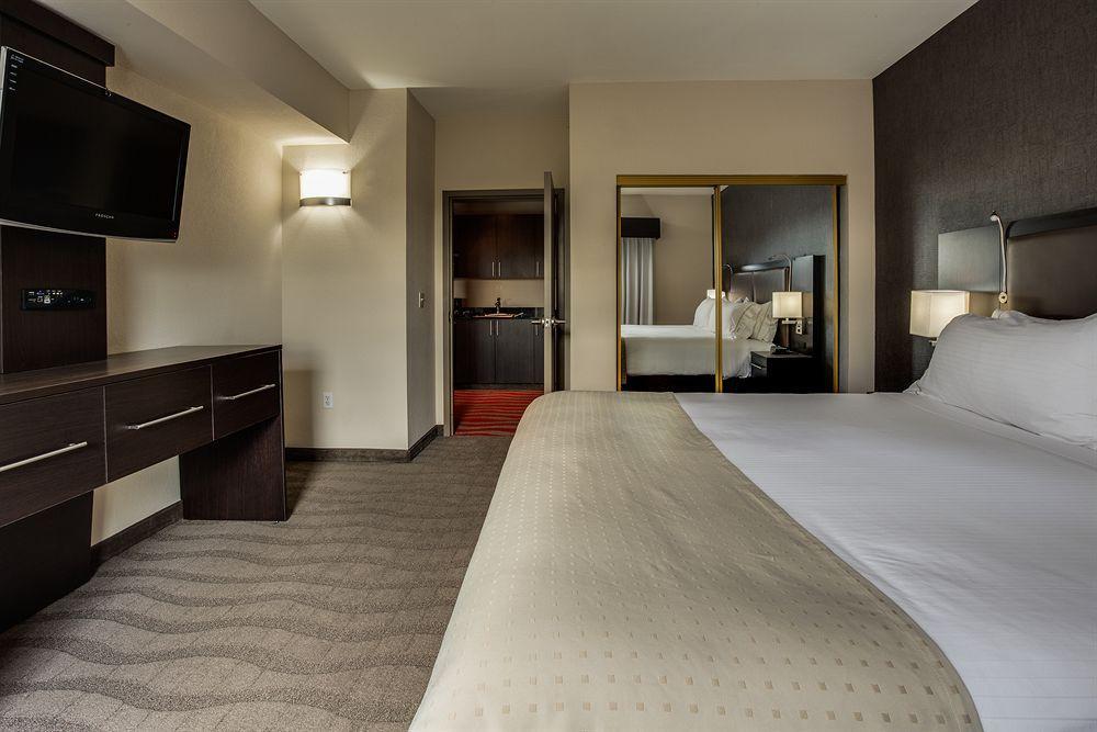 Holiday Inn Express & Suites Naples Downtown - 5Th Avenue By Ihg Dış mekan fotoğraf