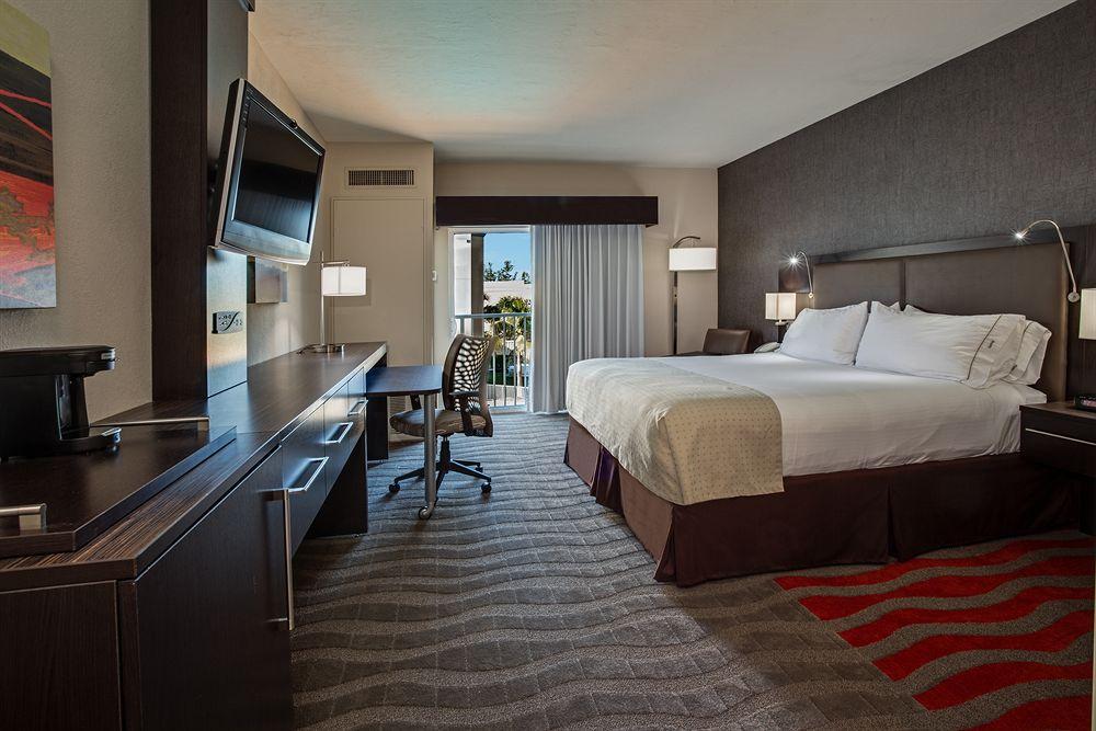 Holiday Inn Express & Suites Naples Downtown - 5Th Avenue By Ihg Dış mekan fotoğraf
