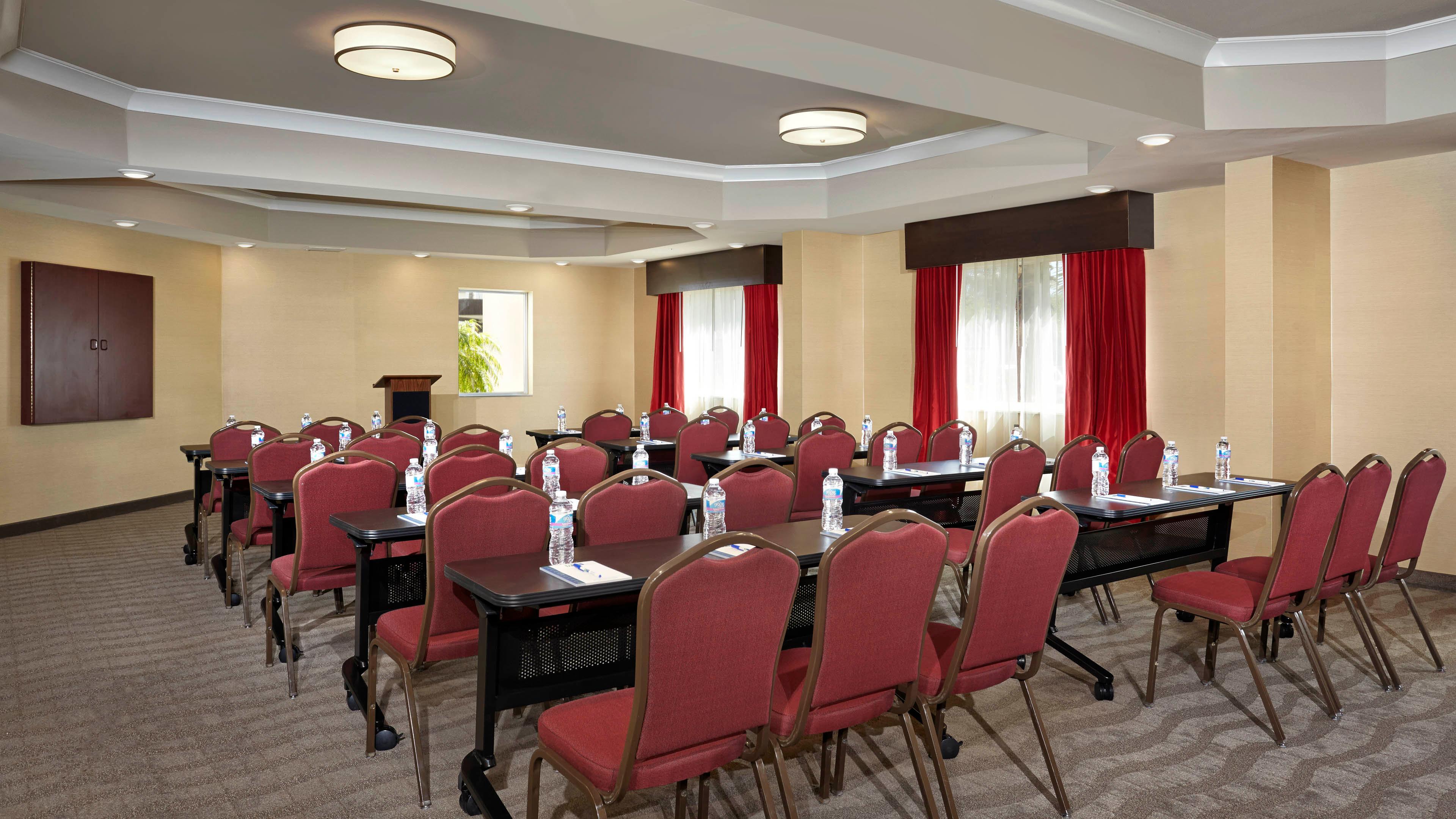Holiday Inn Express & Suites Naples Downtown - 5Th Avenue By Ihg Dış mekan fotoğraf