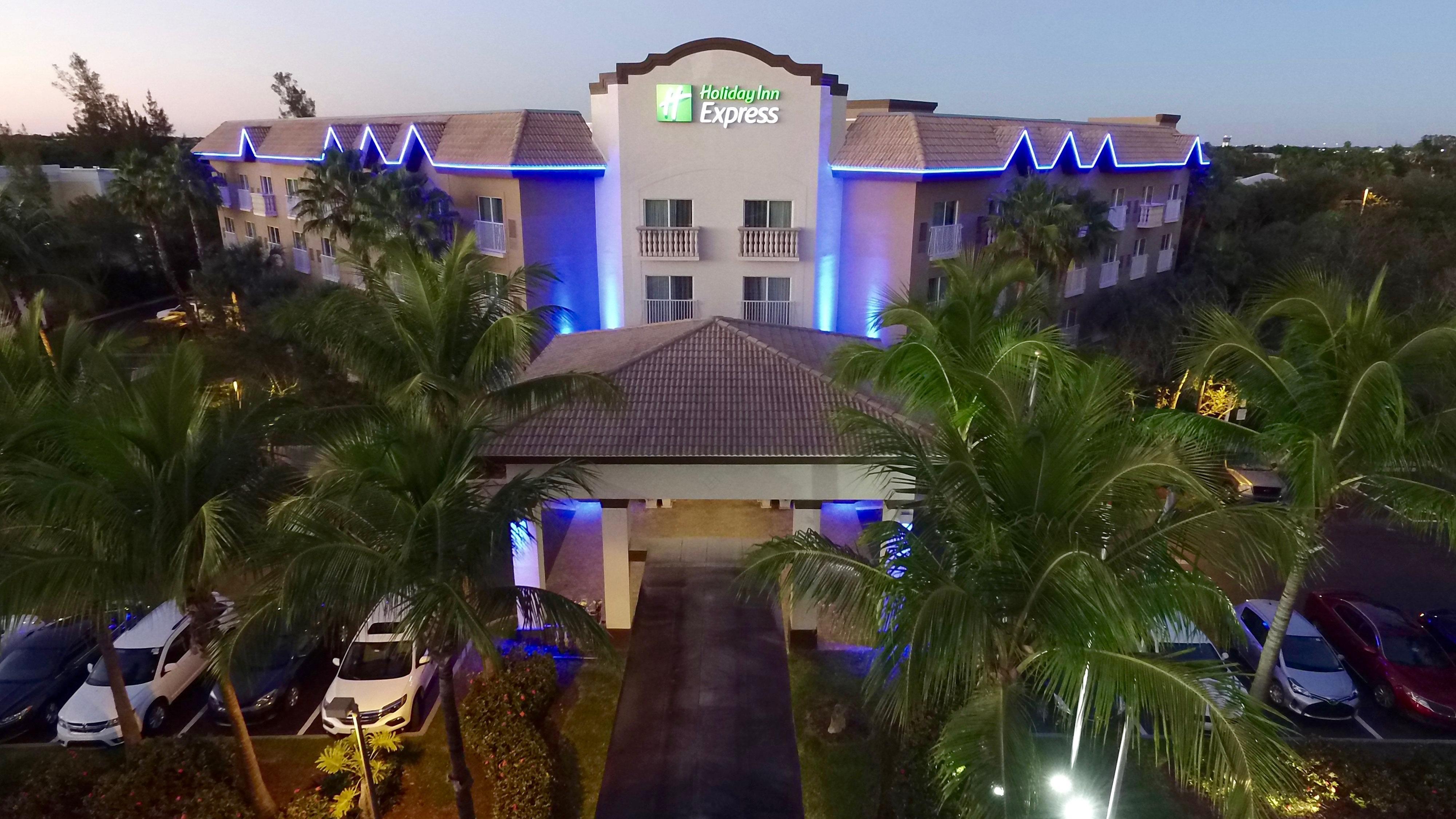 Holiday Inn Express & Suites Naples Downtown - 5Th Avenue By Ihg Dış mekan fotoğraf