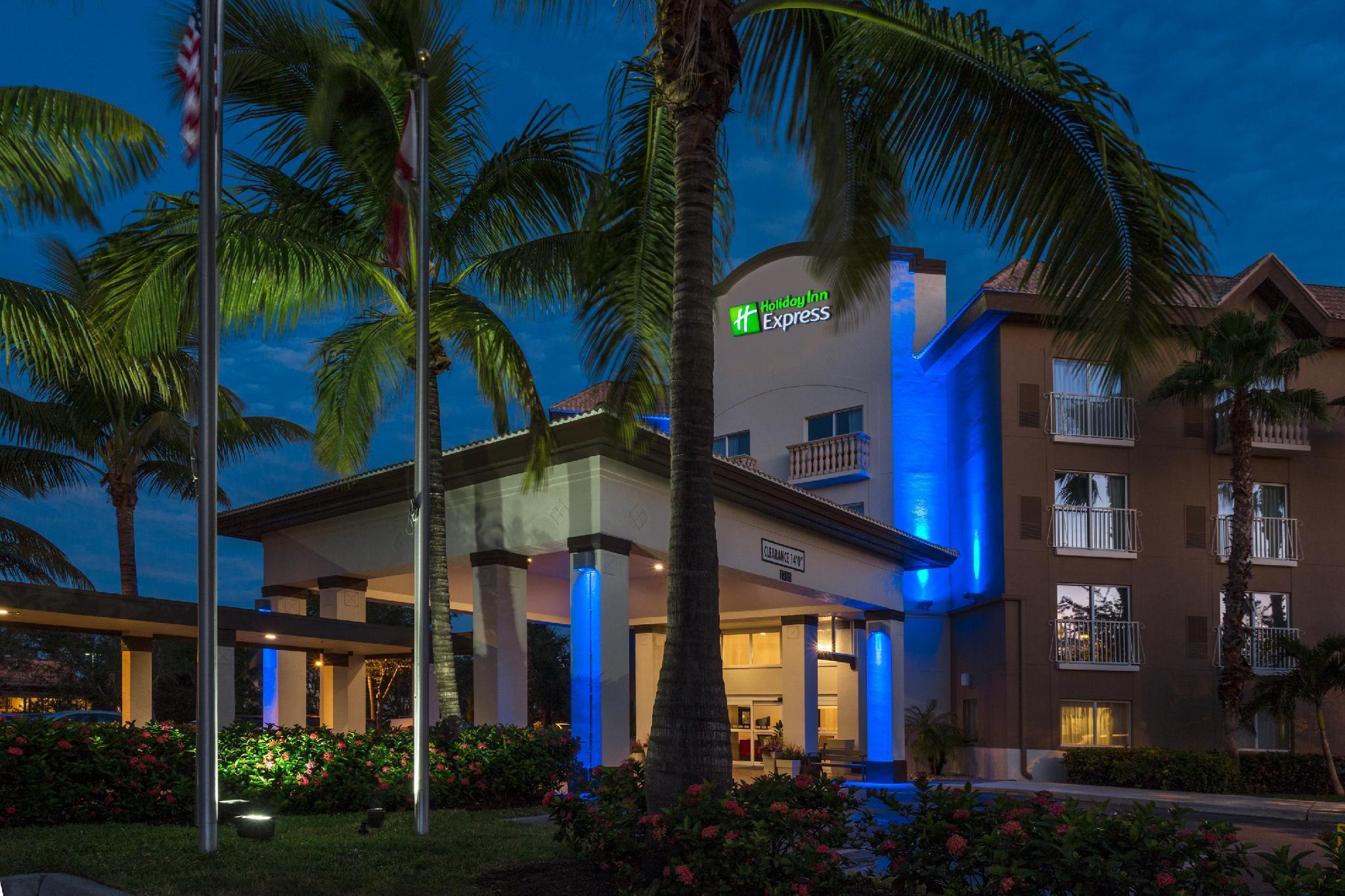 Holiday Inn Express & Suites Naples Downtown - 5Th Avenue By Ihg Dış mekan fotoğraf