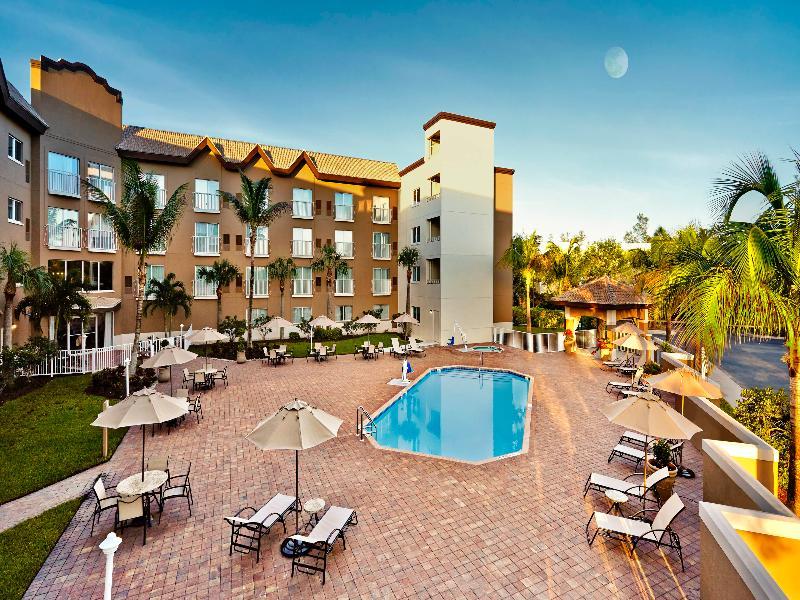 Holiday Inn Express & Suites Naples Downtown - 5Th Avenue By Ihg Dış mekan fotoğraf