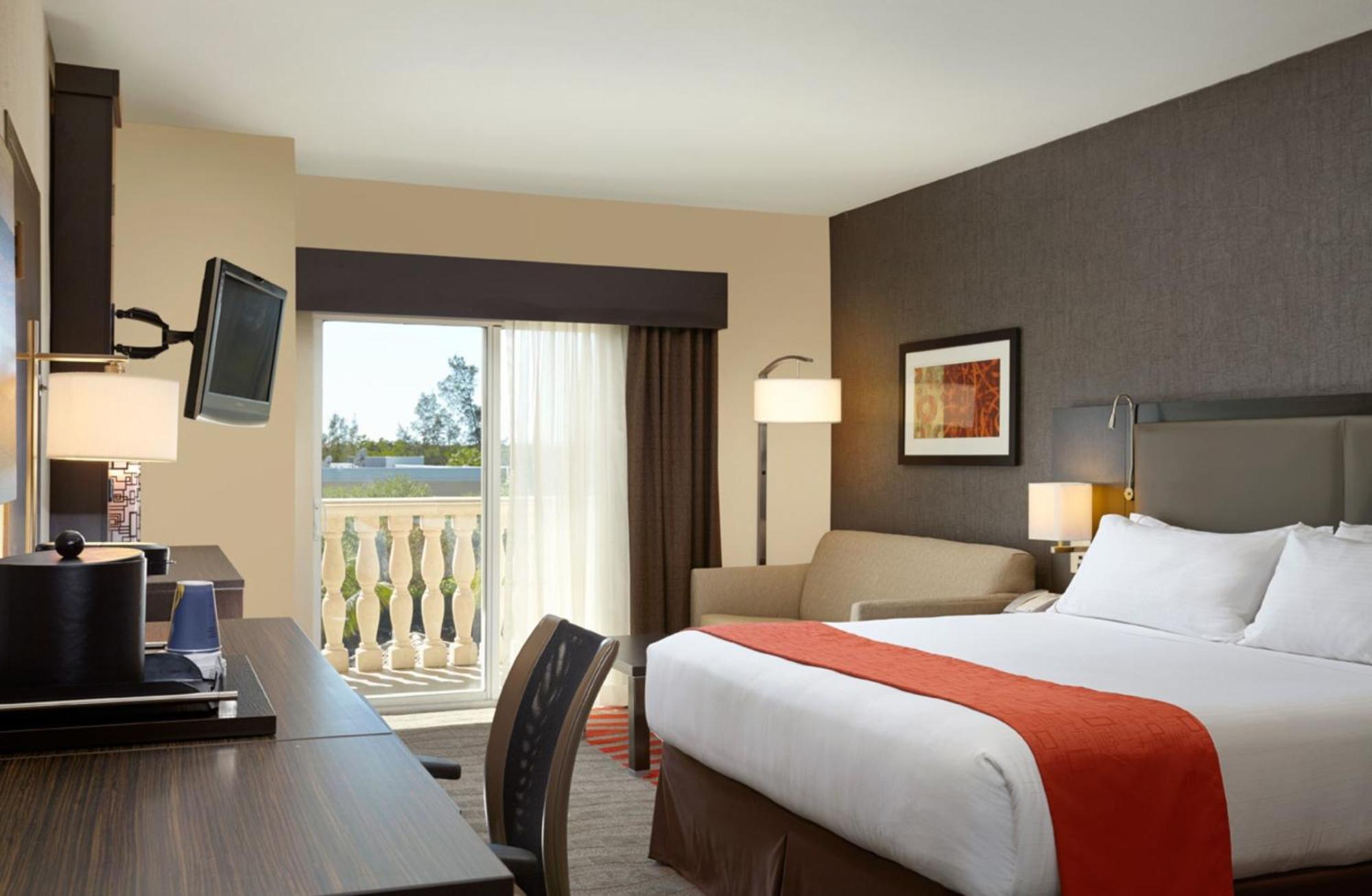Holiday Inn Express & Suites Naples Downtown - 5Th Avenue By Ihg Dış mekan fotoğraf