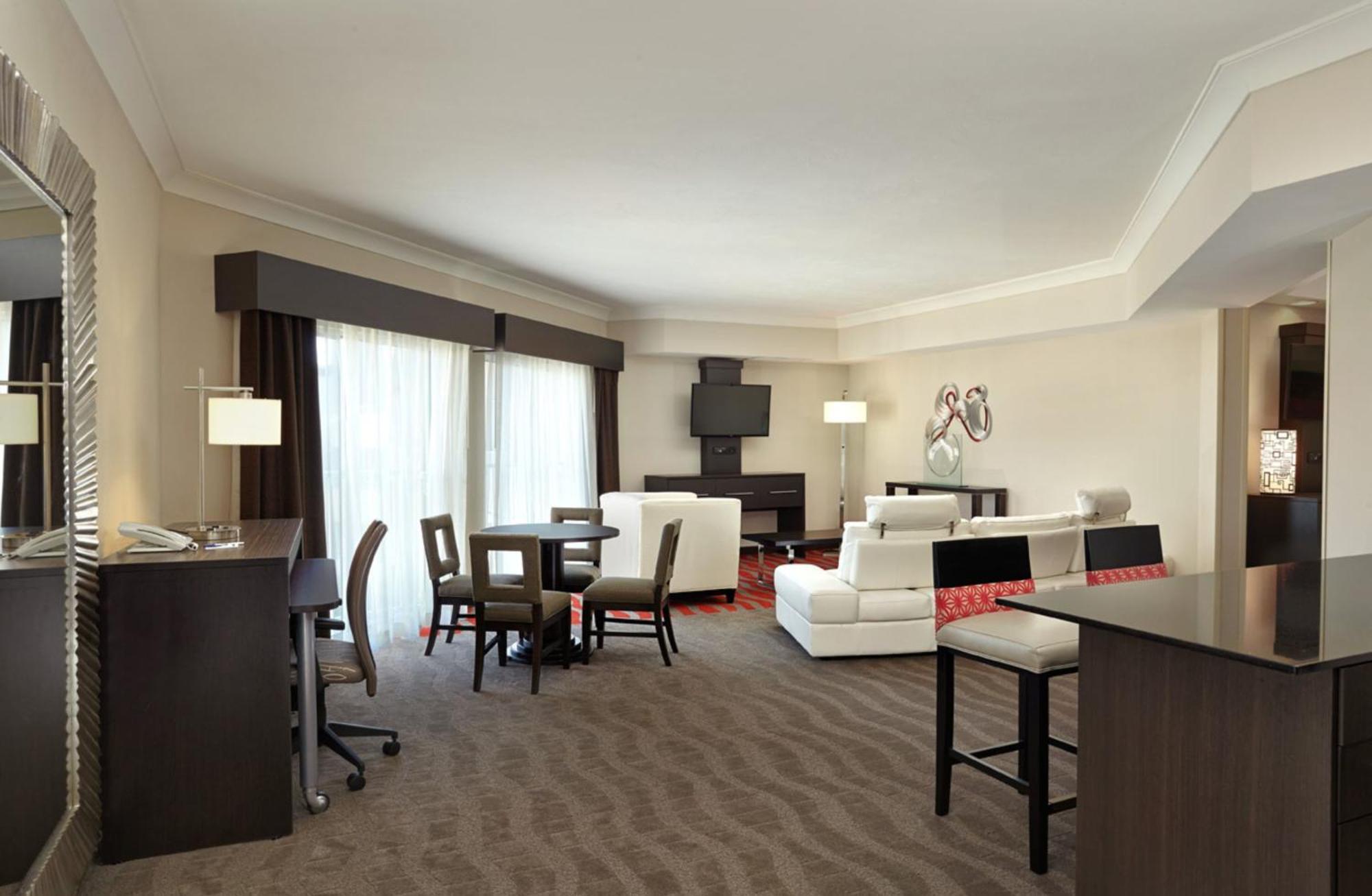 Holiday Inn Express & Suites Naples Downtown - 5Th Avenue By Ihg Dış mekan fotoğraf