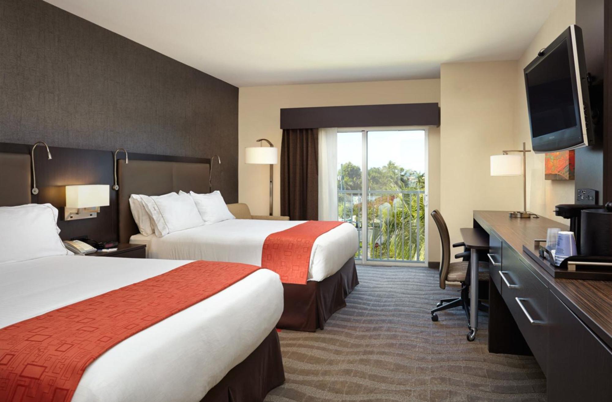 Holiday Inn Express & Suites Naples Downtown - 5Th Avenue By Ihg Dış mekan fotoğraf